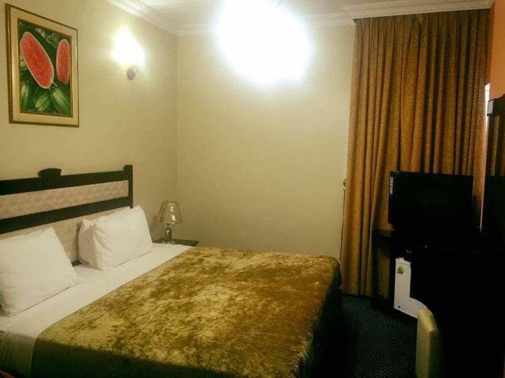 Al Bustan Tower Hotel Suites Sharjah Exterior photo